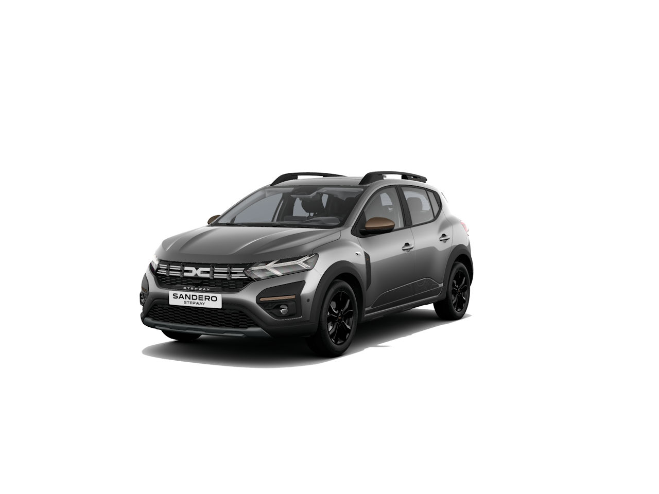 Ein grauer Dacia Sandero mit schwarzen Akzenten steht auf weißem Hintergrund, vorderansicht.