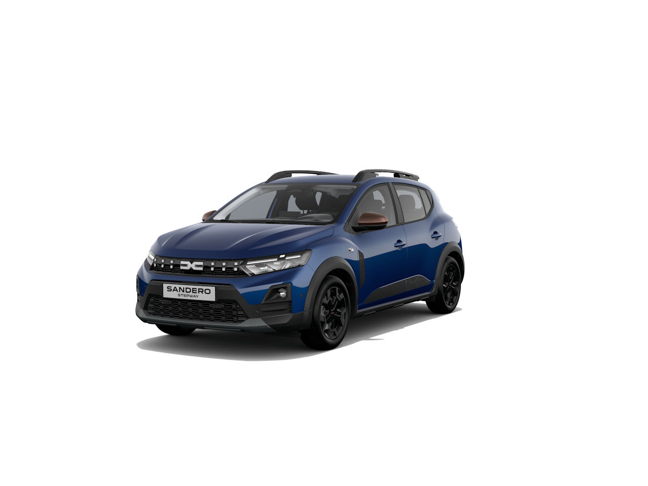Blauer Dacia Sandero, kompakter SUV mit markantem Design und schwarzen Felgen, frontalansicht.