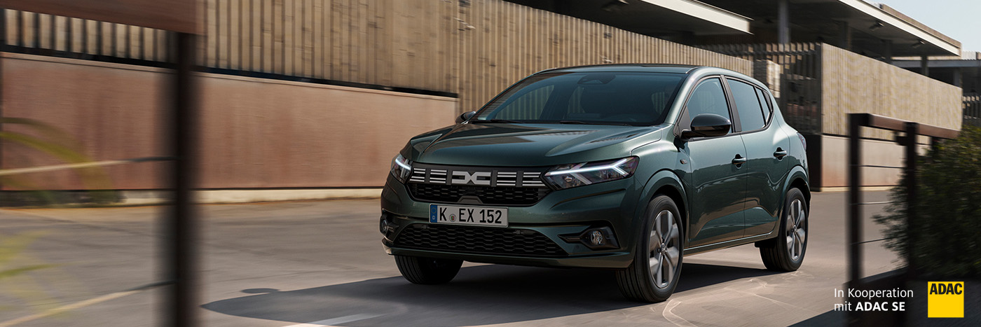 Ein moderner, grüner SUV fährt auf einer urbanen Straße, umgeben von moderner Architektur.