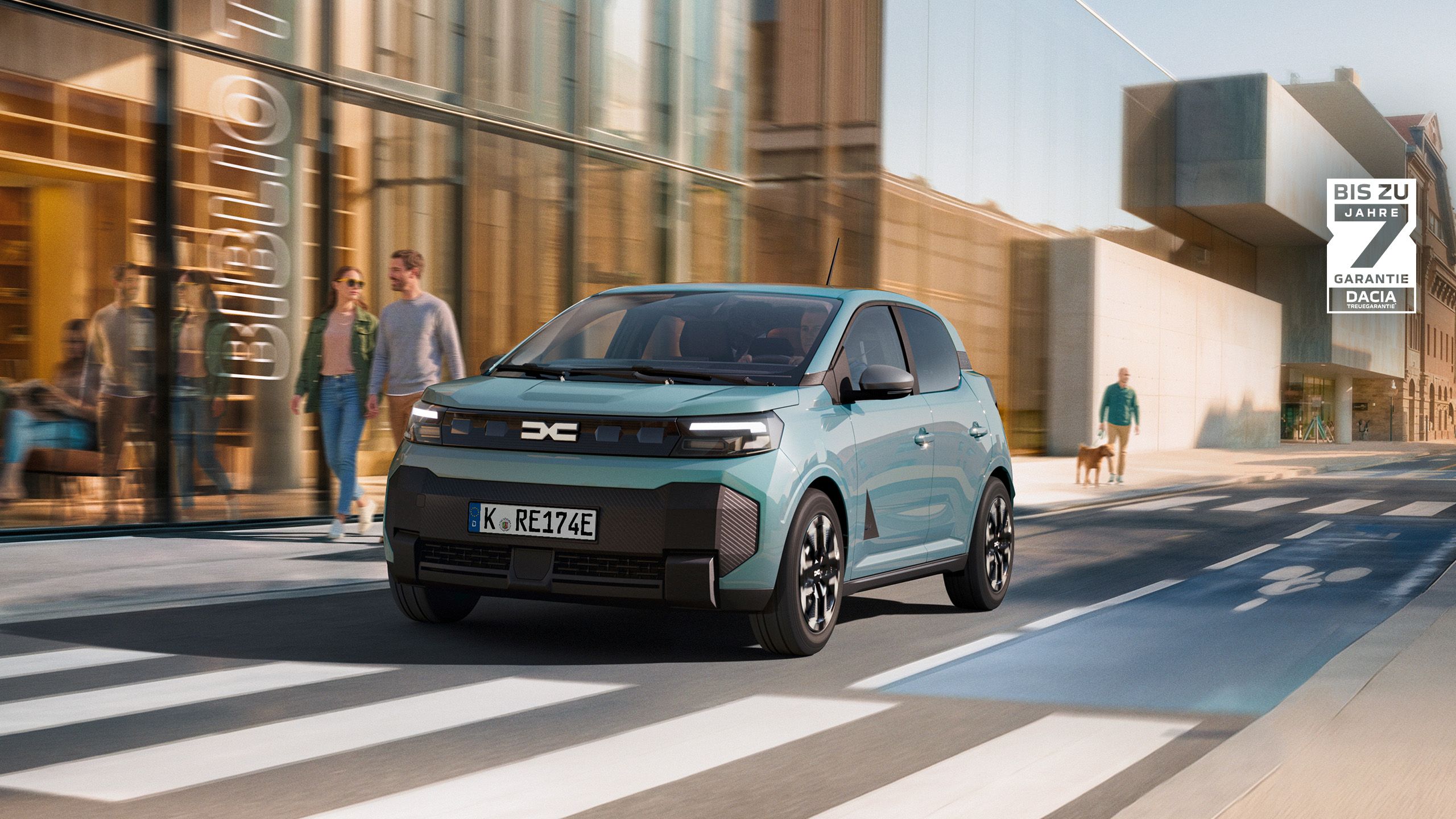Ein stilvoller, moderner Elektroauto fährt über einen Zebrastreifen in einer urbanen Umgebung.