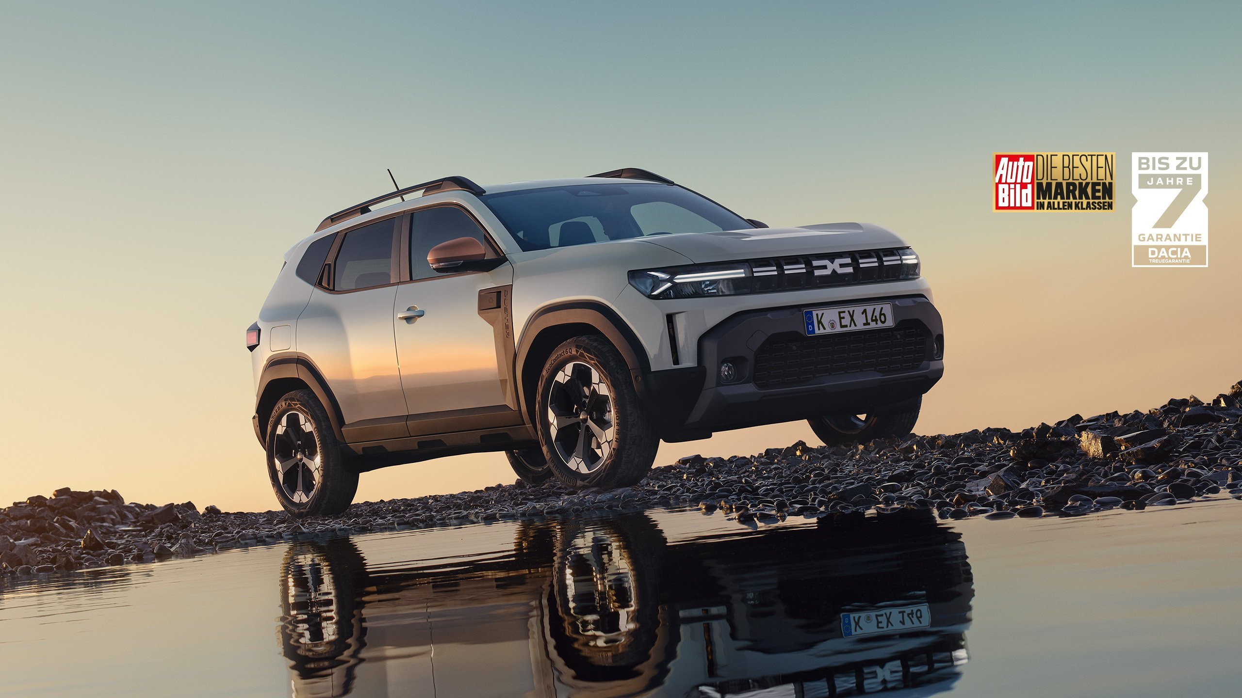 Neuer Dacia SUV bei Sonnenuntergang, reflektiert im Wasser, moderne Karosserie und stylisches Design.