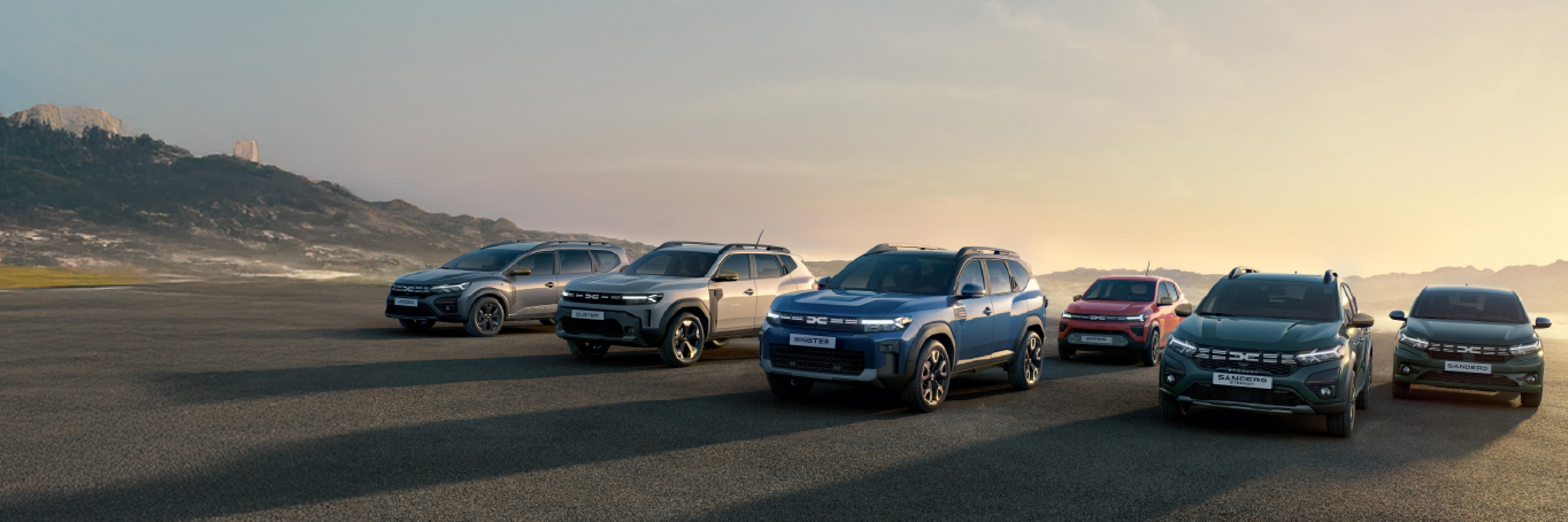 Sechs SUVs in verschiedenen Farben stehen auf einer Straße, umgeben von einer malerischen Landschaft.