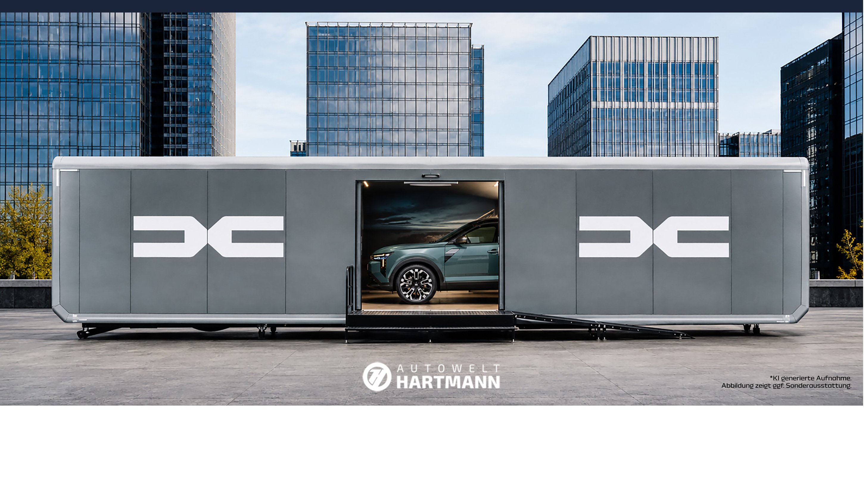 Moderne graue Fahrzeugausstellung mit einem Auto in sehr urbanem Umfeld und Hochhäusern im Hintergrund.