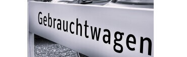 Schild mit der Aufschrift 'Gebrauchtwagen', das auf den Verkauf von Gebrauchtfahrzeugen hinweist.