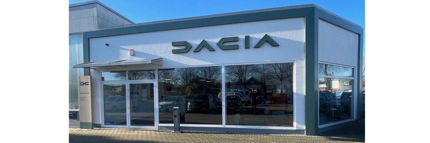 Dacia Autohaus mit modernem Design und großen Fenstern, die Autos im Showroom zeigen.