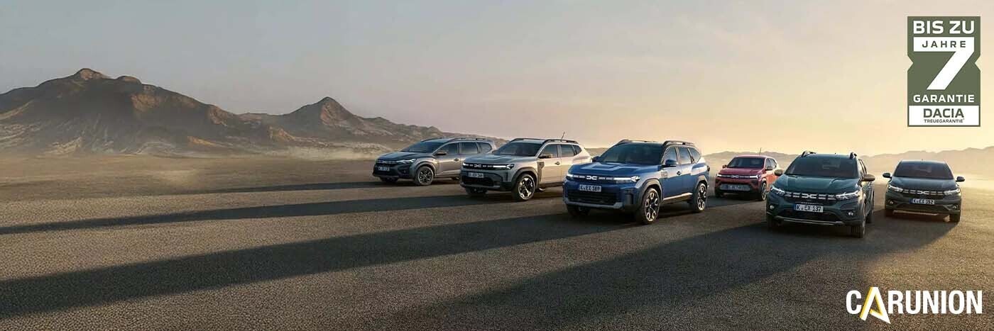 Reihe von Dacia-Fahrzeugen in einer Wüstenlandschaft mit Sonnenuntergang, Werbung für bis zu 7 Jahre Garantie.