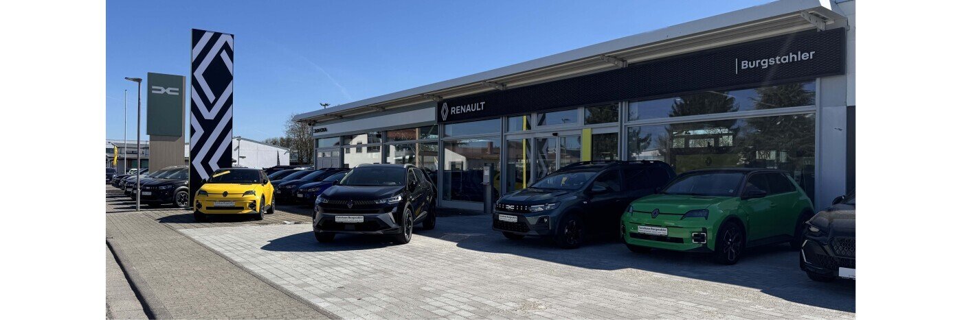 Renault Autohaus Burgstahler mit mehreren Autos im Außenbereich, darunter gelbes und grünes Fahrzeug.