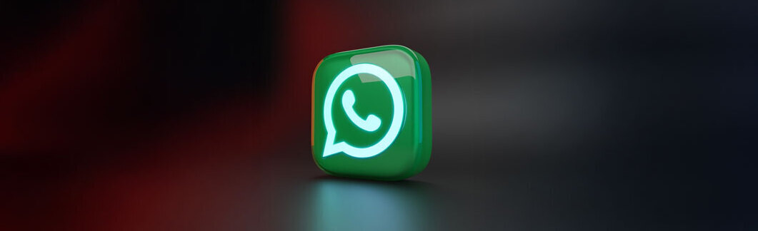 WhatsApp-Logo auf grünem Hintergrund, symbolisiert Instant Messaging und Kommunikation.