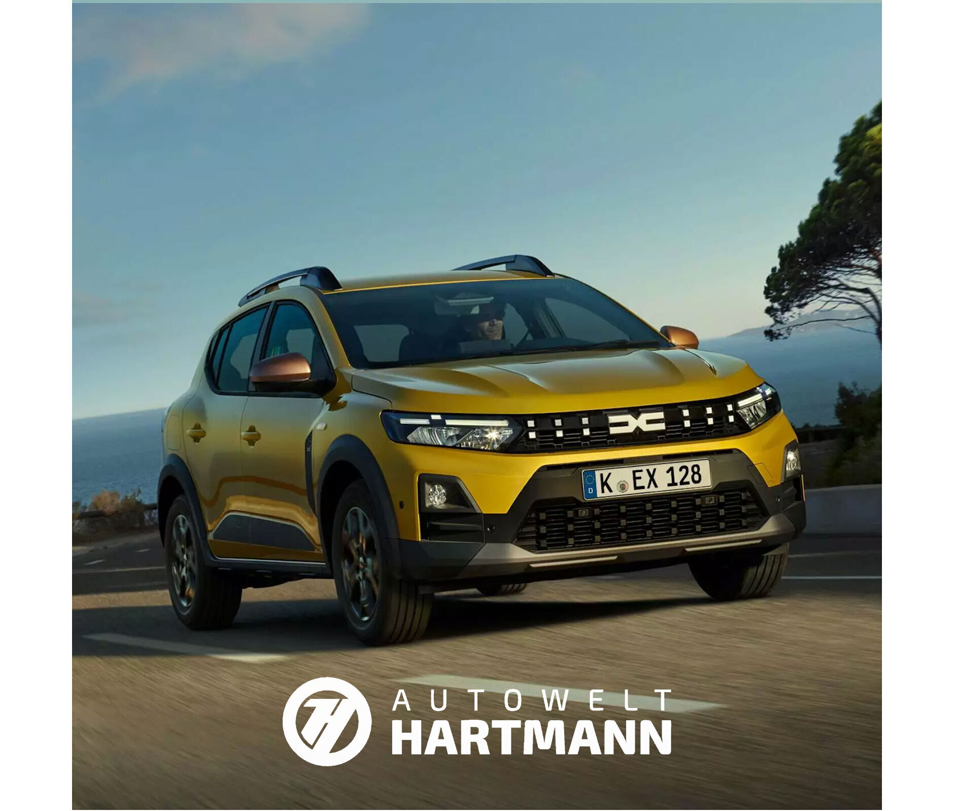 Gelber SUV auf einer Küstenstraße, Autowelt Hartmann Logo im Vordergrund, klare Tageslichtaufnahme.