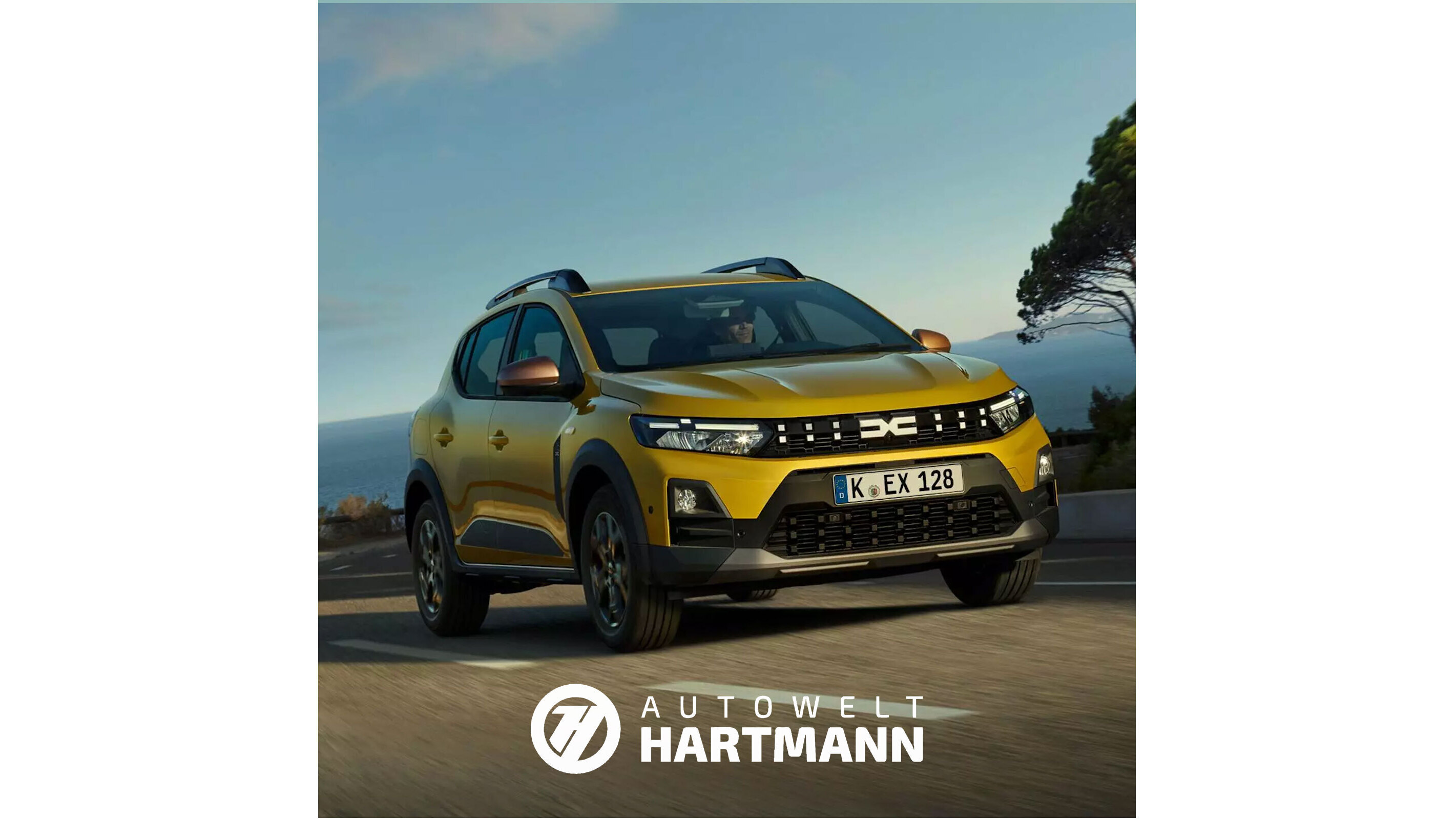 Gelber SUV fährt auf einer malerischen Straße mit Blick auf die Küste. Logo von Autowelt Hartmann sichtbar.