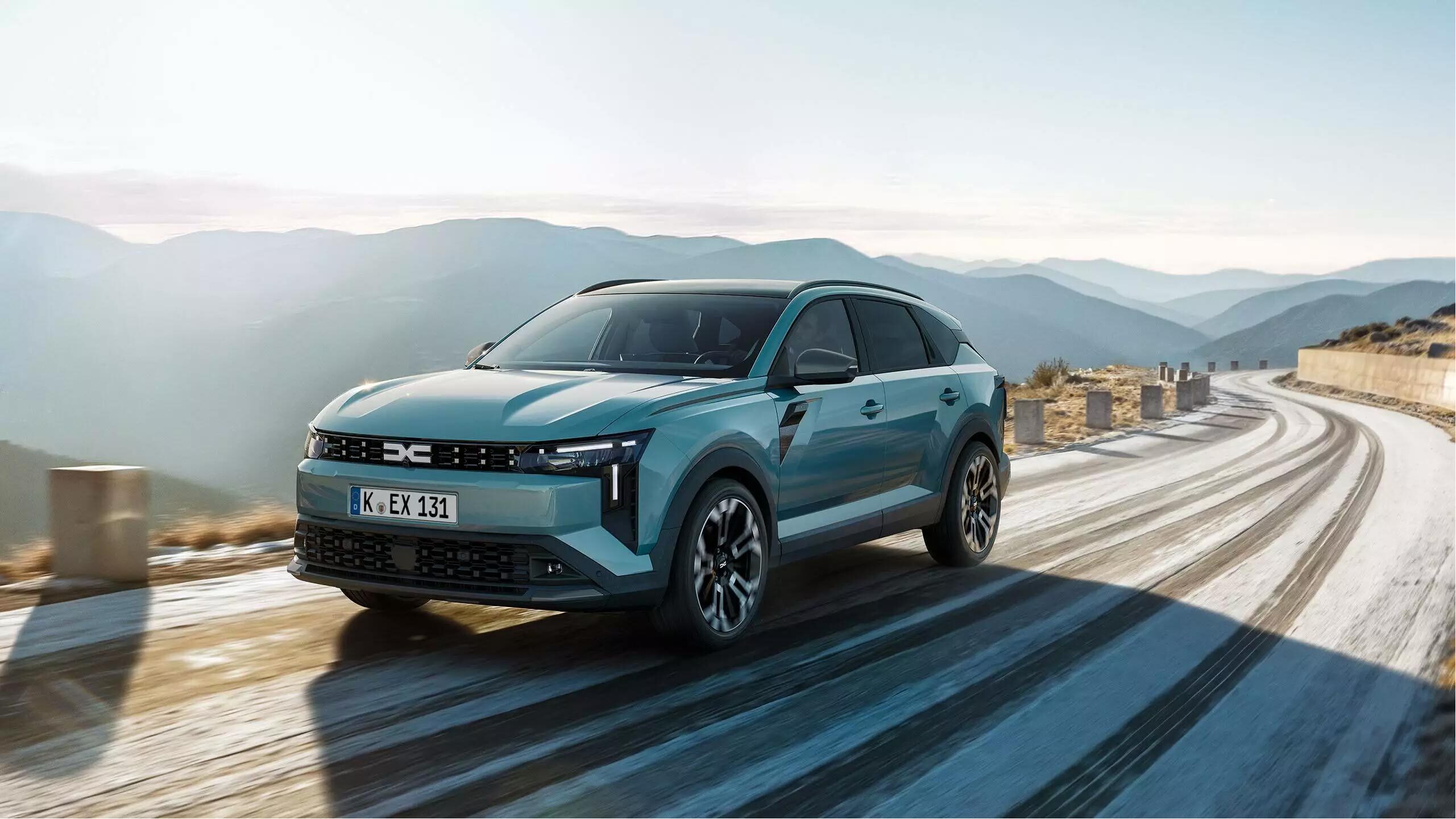 Ein moderner SUV fährt eine kurvenreiche Bergstraße mit malerischer Landschaft im Hintergrund.